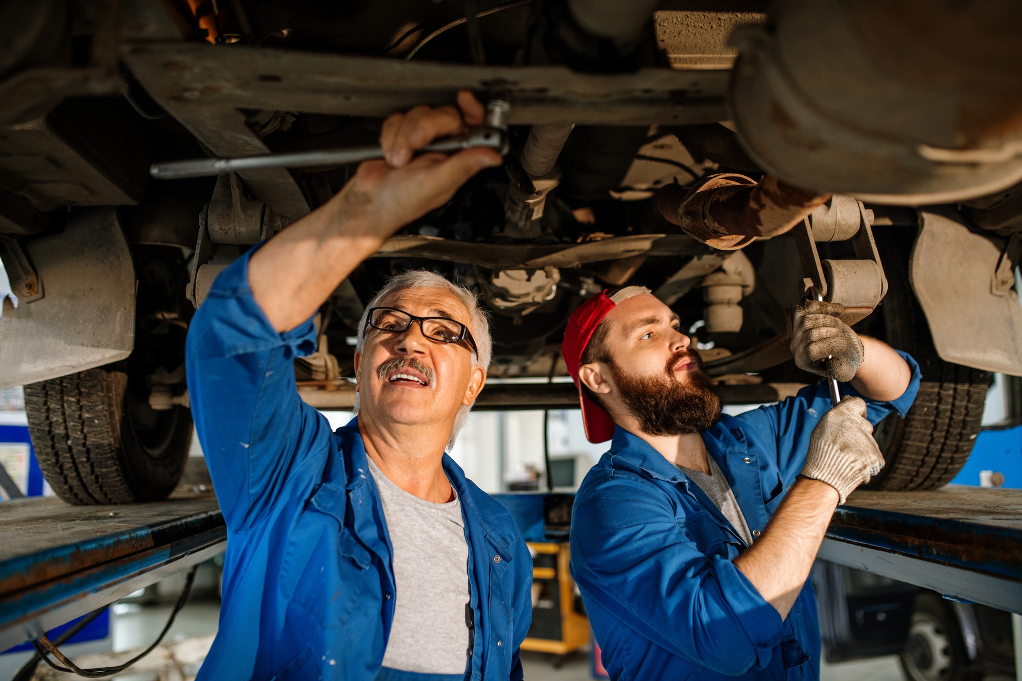 Mecânicos especializados trabalhando em motor diesel
